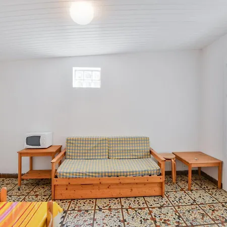 Charming Holiday In Saint-savinien With Roofed Terrace Vakantiehuis *