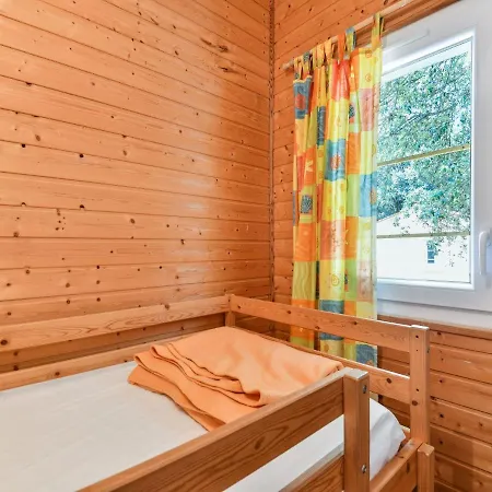 Charming Holiday In Saint-savinien With Roofed Terrace Vakantiehuis *
