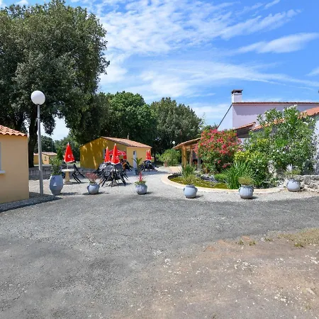 Charming Holiday In Saint-savinien With Roofed Terrace Vakantiehuis *
