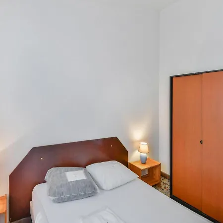 Charming Holiday In Saint-savinien With Roofed Terrace Vakantiehuis *